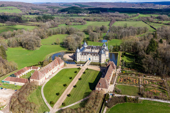 Vue oblique de Bâtiments et installations du parc du château à douves Sully à Sully dans le département Saône et Loire, France