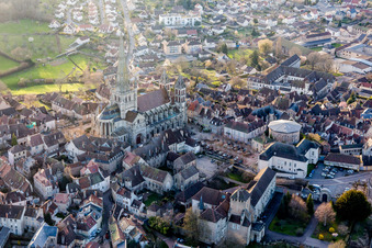 Vue aérienne de Cathédrale médiévale Saint-Lazare à le quartier Parc Sud-Moulin du Vallon in Autun dans le département Saône et Loire, France