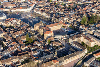 Vue aérienne de Bâtiment scolaire du Lycée Militaire à le quartier Saint-Branchez-Croix Verte in Autun dans le département Saône et Loire, France