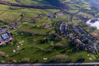Vue aérienne de (Bourgogne), Golf à Autun dans le département Saône et Loire, France
