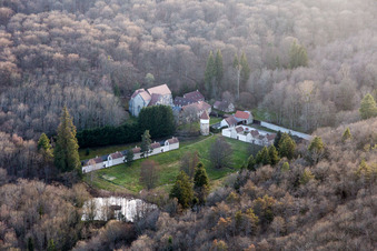Vue aérienne de Monastère de Bethléem à Épinac dans le département Saône et Loire, France