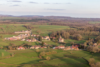Vue aérienne de Château de Morlet en Bourgogne à Morlet dans le département Saône et Loire, France