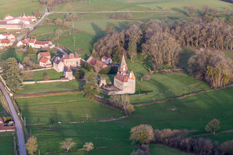 Vue aérienne de Château de Morlet en Bourgogne à Morlet dans le département Saône et Loire, France