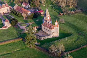 Vue aérienne de Complexe du Château de Morlet à Morlet dans le département Saône et Loire, France