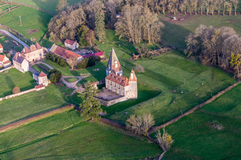 Vue aérienne de Château de Morlet en Bourgogne à Morlet dans le département Saône et Loire, France