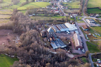 Vue aérienne de Travaux de démolition des systèmes de convoyage et des installations du puits minier de l'ancienne tour d'extraction du minerai de fer à Épinac à Épinac dans le département Saône et Loire, France