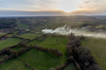 Vue aérienne de (Bourgogne), feu à Saisy dans le département Saône et Loire, France