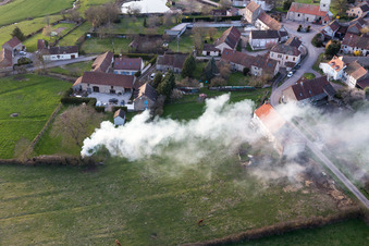 Vue aérienne de (Bourgogne), feu à Saisy dans le département Saône et Loire, France