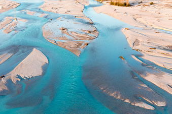 Vue aérienne de Bancs de gravier dans le Tagliamento près de Carpacco en Frioul-Vénétie Julienne à Carpacco dans le département Frioul-Vénétie Julienne, Italie