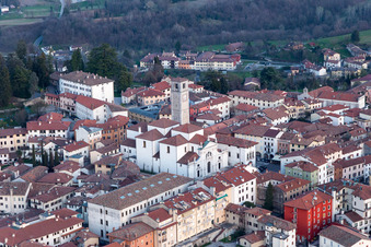 San Daniele del Friuli dans le département Udine, Italie depuis l'avion