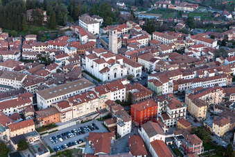 Vue d'oiseau de San Daniele del Friuli dans le département Udine, Italie