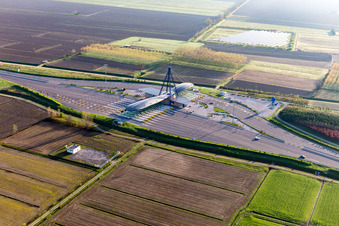 Vue aérienne de Station de péage et point de paiement sur l'autoroute A4 (Punto Blu) à Ronchis dans le département Udine, Italie