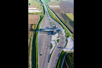 Vue aérienne de Station de péage et point de paiement sur l'autoroute A4 (Punto Blu) à Ronchis dans le département Udine, Italie