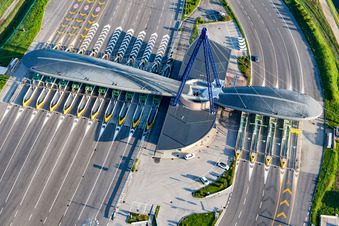 Photographie aérienne de Station de péage et point de paiement sur l'autoroute A4 (Punto Blu) à Ronchis dans le département Udine, Italie