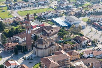 Vue aérienne de Clocher de l'église et toit de la tour de la Chiesa delle Sante Perpetua e Felicita à Fiume Veneto dans le département Pordenone, Italie