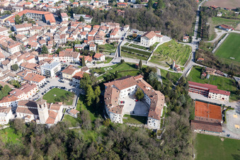Vue aérienne de Palais de la Magnifique Thadée à Spilimbergo dans le département Pordenone, Italie