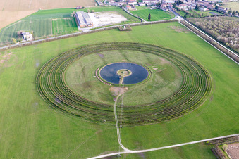 Vue aérienne de Arcs circulaires d'un système d'irrigation à pivot sur les champs agricoles de Persereano à Pavia di Udine dans le département Udine, Italie