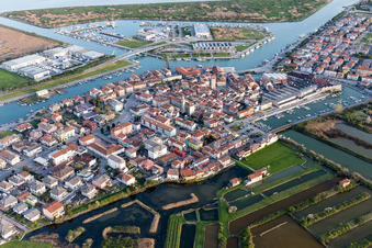 Vue aérienne de Taupe à la surface de l'eau sur la côte de la mer Adriatique à Marano Lagunare dans le département Udine, Italie