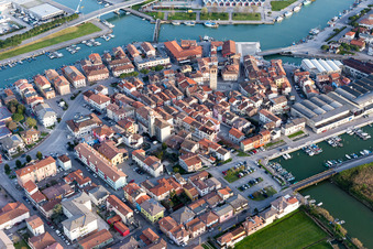 Vue oblique de Marano dans le département Frioul-Vénétie Julienne, Italie