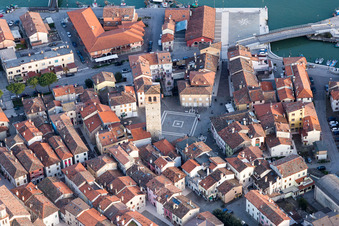 Photographie aérienne de Taupe à la surface de l'eau sur la côte de la mer Adriatique à Marano Lagunare dans le département Udine, Italie