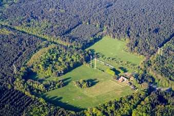 Vue oblique de Ancienne maison forestière de Langenberg dans le Bienwald à Wörth am Rhein dans le département Rhénanie-Palatinat, Allemagne