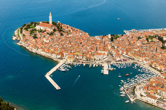 Rovinj dans le département Gespanschaft Istrien, Croatie du point de vue du drone