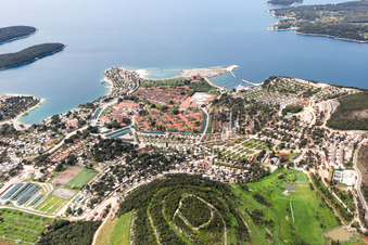 Vrsar dans le département Gespanschaft Istrien, Croatie vu d'un drone