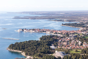 Vue aérienne de Plava Laguna dans le département Gespanschaft Istrien, Croatie