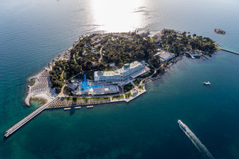 Vue aérienne de Île hôtelière Otok Sveti Nikola dans la baie de Poreč à Poreč dans le département Gespanschaft Istrien, Croatie