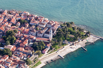 Vue aérienne de Port de plaisance avec postes d'amarrage et postes d'amarrage pour bateaux de plaisance sur les rives de la mer Adriatique et de la vieille ville en Istrie - Istarska zupanija à Novigrad dans le département Gespanschaft Istrien, Croatie