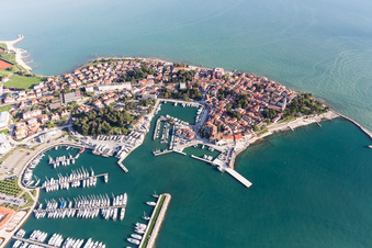 Vue aérienne de Port de plaisance avec postes d'amarrage et postes d'amarrage pour bateaux de plaisance sur les rives de la mer Adriatique et de la vieille ville en Istrie - Istarska zupanija à Novigrad dans le département Gespanschaft Istrien, Croatie