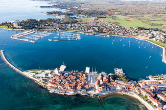 Vue aérienne de Port de plaisance avec postes d'amarrage et postes d'amarrage pour bateaux de plaisance sur la côte de la baie adriatique en Istrie - Istarska zupanija à Umag dans le département Gespanschaft Istrien, Croatie