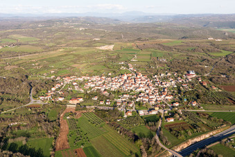 Vue aérienne de Brtonigla dans le département Gespanschaft Istrien, Croatie