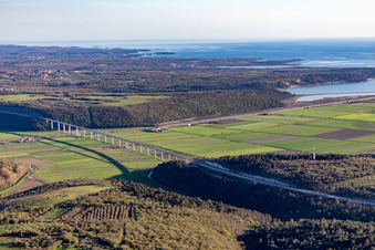 Vue aérienne de Tracé du pont de l'autoroute E751 au-dessus de la vallée de Mirna à Porec en Istrie - Istarska zupanija à Novigrad dans le département Gespanschaft Istrien, Croatie