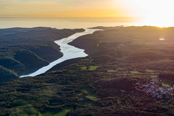 Vue aérienne de Crique dans le fjord et paysage montagneux du fjord de Limski à Klostar en Istrie - Istarska zupanija à Rovinj dans le département Gespanschaft Istrien, Croatie