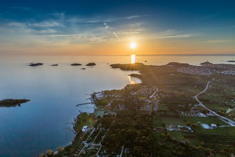 Vue aérienne de Surface de l'eau sur la côte adriatique au coucher du soleil en Istrie - Istarska zupanija à Rovinj dans le département Gespanschaft Istrien, Croatie