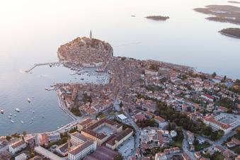 Rovinj dans le département Gespanschaft Istrien, Croatie du point de vue du drone