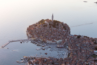 Rovinj dans le département Gespanschaft Istrien, Croatie d'un drone