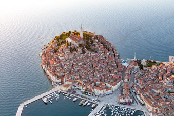 Rovinj dans le département Gespanschaft Istrien, Croatie vu d'un drone