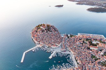 Vue aérienne de Vue de la côte méditerranéenne depuis la vieille ville de Rovinj en Istrie, en Croatie. Ce promontoire caractéristique se trouve sur la côte ouest de la péninsule d'Istrie. à Rovinj dans le département Gespanschaft Istrien, Croatie