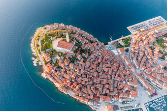 Vue aérienne de Vue de la côte méditerranéenne depuis la vieille ville de Rovinj en Istrie, en Croatie. Ce promontoire caractéristique se trouve sur la côte ouest de la péninsule d'Istrie. à Rovinj dans le département Gespanschaft Istrien, Croatie