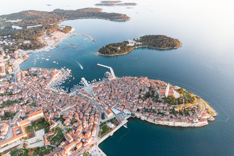 Vue d'oiseau de Rovinj dans le département Gespanschaft Istrien, Croatie
