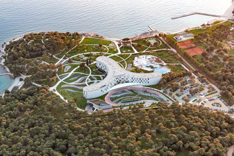 Vue aérienne de Complexe de bâtiments à trois ailes et parc de l'hôtel familial Amarin sur la côte adriatique en Istrie - Istarska zupanija à Rovinj dans le département Gespanschaft Istrien, Croatie