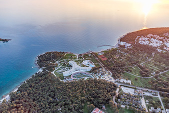 Vue aérienne de Complexe de bâtiments à trois ailes et parc de l'hôtel familial Amarin sur la côte adriatique en Istrie - Istarska zupanija à Rovinj dans le département Gespanschaft Istrien, Croatie