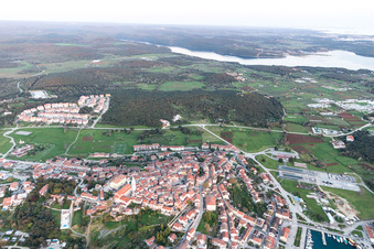 Vrsar dans le département Gespanschaft Istrien, Croatie vue du ciel