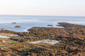 Vue d'oiseau de Stancija Valkanela dans le département Gespanschaft Istrien, Croatie