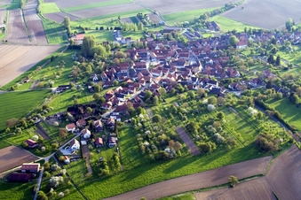 Vue aérienne de Champs agricoles et terres agricoles à Hunspach dans le département Bas Rhin, France