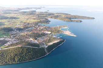 Vrsar dans le département Gespanschaft Istrien, Croatie vu d'un drone