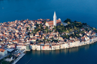 Vue d'oiseau de Rovinj dans le département Gespanschaft Istrien, Croatie