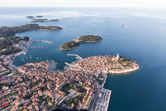 Photographie aérienne de Vue de la côte méditerranéenne depuis la vieille ville de Rovinj en Istrie, en Croatie. Ce promontoire caractéristique se trouve sur la côte ouest de la péninsule d'Istrie. à Rovinj dans le département Gespanschaft Istrien, Croatie